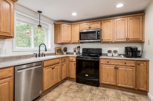225 Raymond Rd, Deerfield NH  03037-1506 exterior