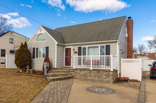 143 Sherbrooke Rd, North Lindenhurst, NY 11757-1646