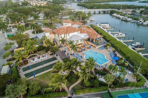 13105 Vanderbilt Dr, Naples FL 34110-6404 exterior