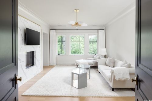 70 Bacon Rd, Westbury NY  11568-1503 exterior