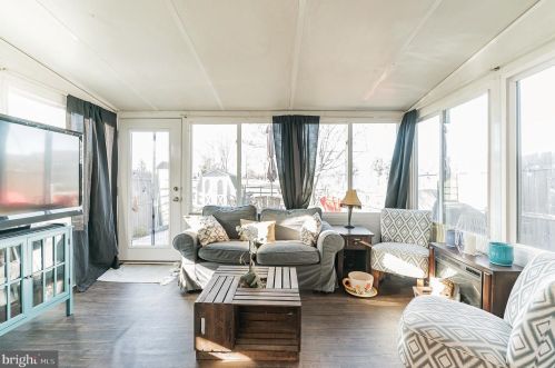 527 Spring Hill Dr, Harleysville PA  19438-2242 exterior