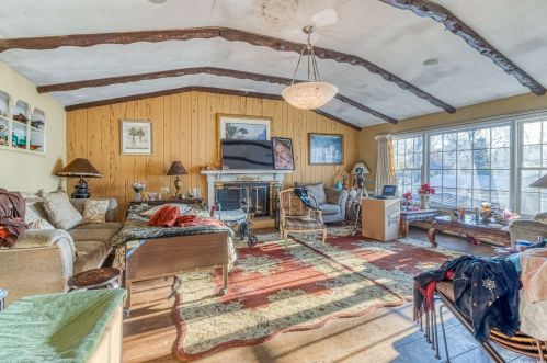 1 Greentree Cir, Westbury NY  11590-1510 exterior