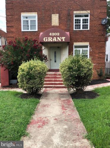 4202 Grant St, Washington, DC 20019-8025