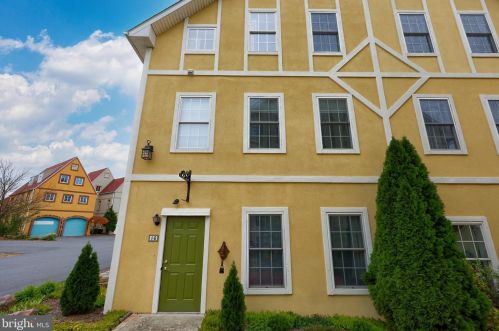 16 Village Cir, Swartzville, PA 17569-9320