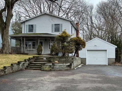 230 Oakwood Rd, Huntington Station, NY 11746-7208