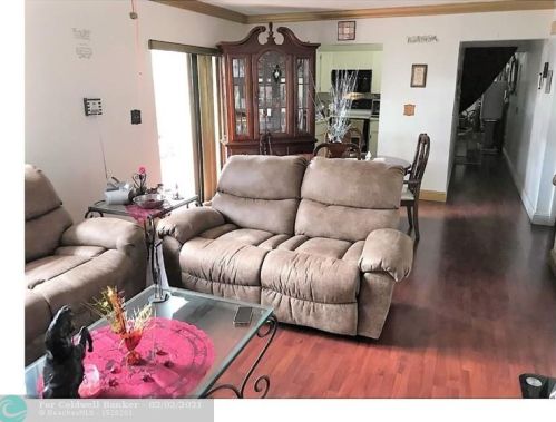 955 39th Pl, Hialeah, FL 33013-2867