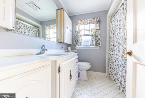 408 Hobart Dr, Tavistock NJ  08033-3623 exterior