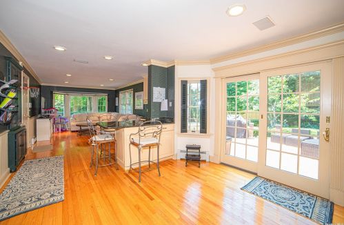 120 Lakeside Dr, Oakdale NY  11769-2250 exterior