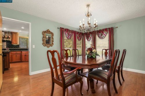 5525 Merritt Dr, Concord CA 94521-4708 exterior