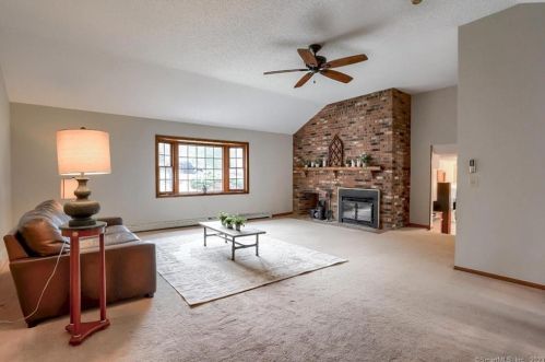 8 Thunder Ridge Rd, Sandy Hook CT  06482-1643 exterior