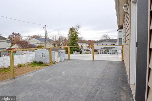 4 Guenever Dr, New Castle DE  19720-2923 exterior