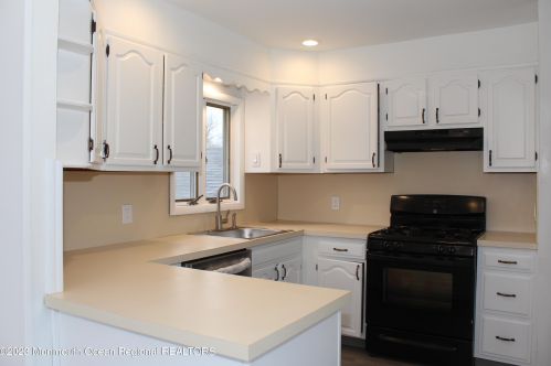 6 Hialeah Ave, Middletown NJ  07748-1049 exterior