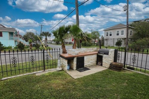 2128 59th St, Galveston TX  77551-5023 exterior