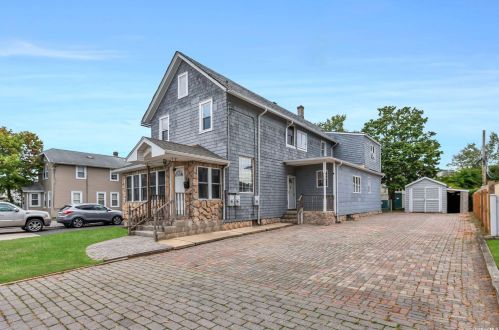 162 School St, North Lindenhurst, NY 11757-3787