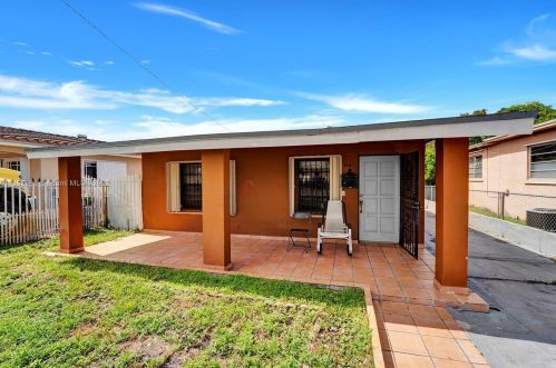 554 40th St, Hialeah, FL 33013-2335