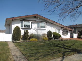 11 Jerome Pl, Copiague, NY 11726-5020