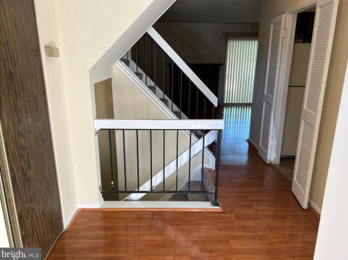 8760 Ridge Hollow Ct, Springfield VA  22152-1433 exterior