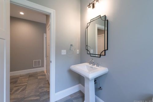 21 Arbor Xing, East Lyme CT  06333-1170 exterior