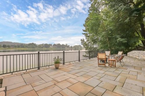 93 Boulevard Dr, Danbury CT  06810-7254 exterior