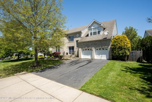 27 Goshawk Ct, Morganville, NJ 07751-1073