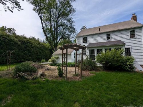 5 Guernsey Rd, Bloomfield CT  06002-3401 exterior