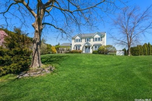 24 Pleasant Ct, Baiting Hollow, NY 11933-1408