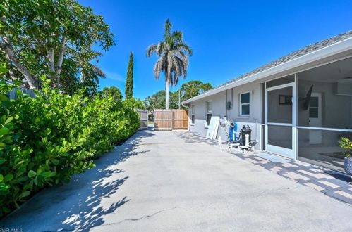 1058 Capri Dr, Naples FL  34103-2539 exterior