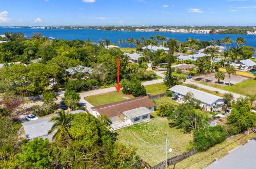 998 Spruce St, Palm City, FL 34990-2830