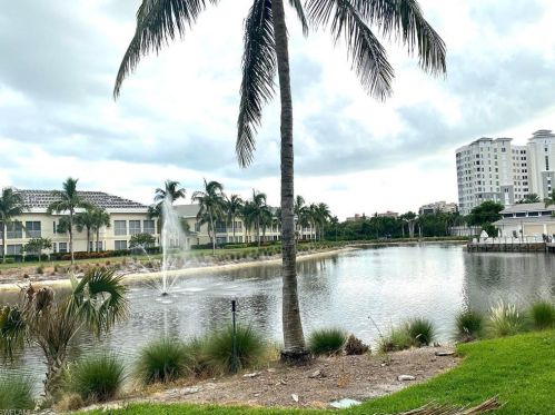 330 Grove Ct, Naples, FL 34110-6425