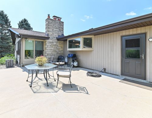 2490 Graylog Ln, Waukesha WI  53151-2924 exterior