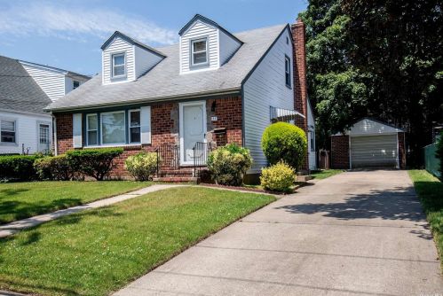 53 Evergreen Ave, New Hyde Park, NY 11040-3949