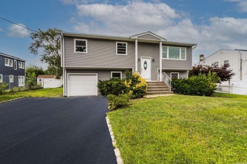 7 Webster Ave, North Lindenhurst, NY 11757-3112