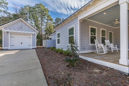 32 Faculty Dr, Beaufort, SC 29907-2527