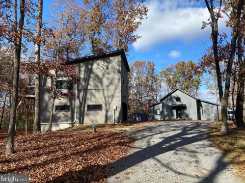 197 Pleasant Valley Dr, Lost City, WV 26810-8327
