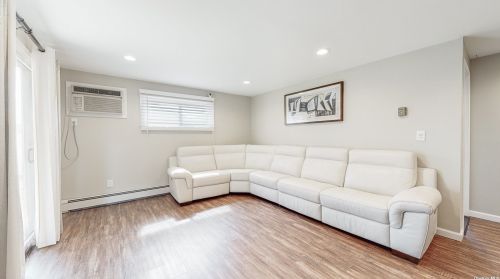 947 Montauk Ave, Islip Terrace NY  11752-1206 exterior