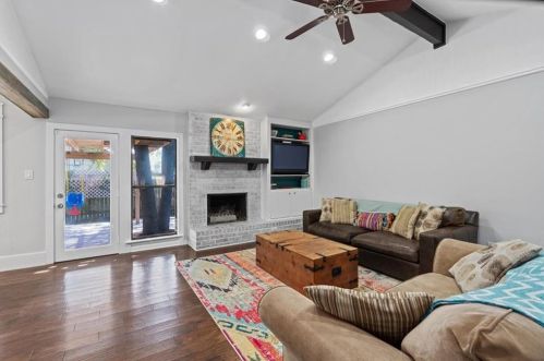 9626 Braeburn Gln, Austin TX 78729-2710 exterior