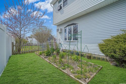 88 Doges Promenade, North Lindenhurst NY  11757-6405 exterior