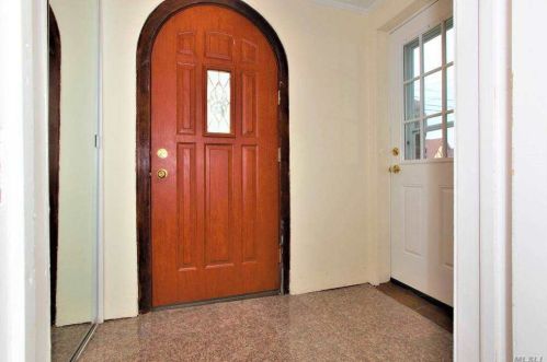 118 3rd St, New Hyde Park, NY 11040-4412