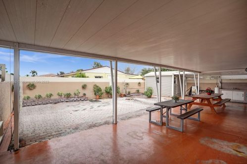 7215 15th Ave, Hialeah FL  33014-3805 exterior