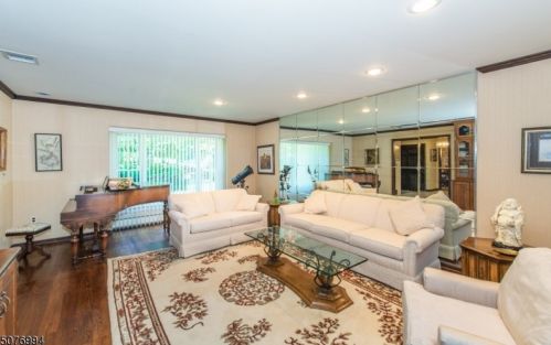 5 Wood Dr, Greystone Park, NJ 07950-1509