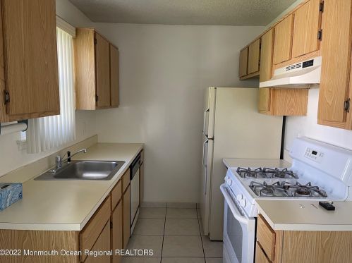 13 Linton Close, East Freehold NJ 07728-3816 exterior