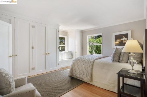 5647 Cabot Dr, Oakland CA  94611-2247 exterior