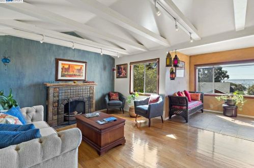 7950 Hillmont Dr, Oakland CA  94605-3521 exterior