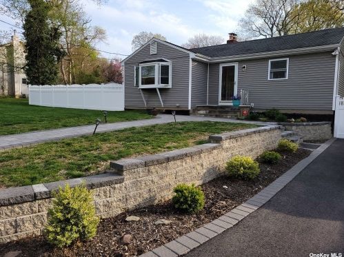 24 Brightwaters Dr, Scotts Beach, NY 11789-2022