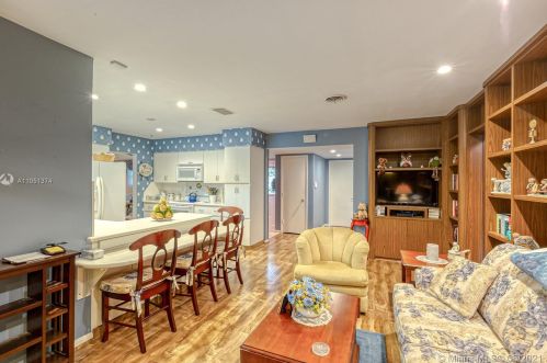 7440 Twin Sabal Dr, Hialeah FL  33014-2529 exterior