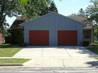6420 Dodge Pl, Milwaukee, WI 53220-1868