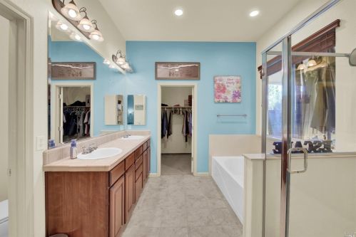 131 Feather Riv Cir, Vacaville CA 95688-8749 exterior