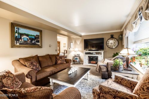 2775 Willow Hills Dr, Sandy, UT 84093-1933