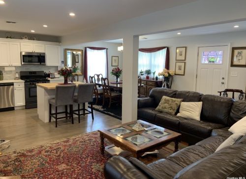 1437 Lombardy Blvd, Bayshore, NY 11706-4045