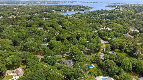 83 Beach Rd, West Hampton Beach, NY 11978-2317
